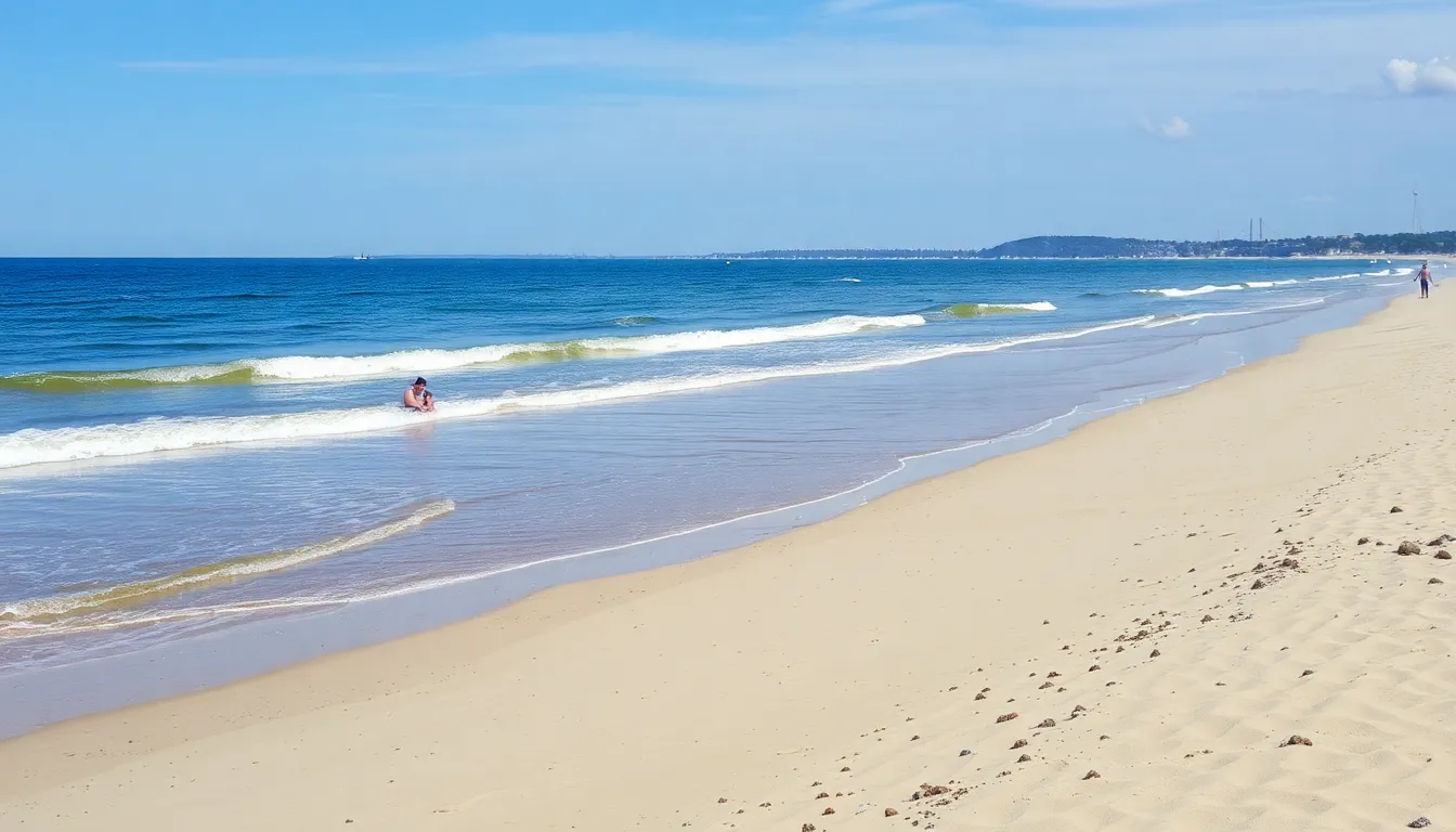 Piaszczysta plaża Brzeźno z błękitnym morzem