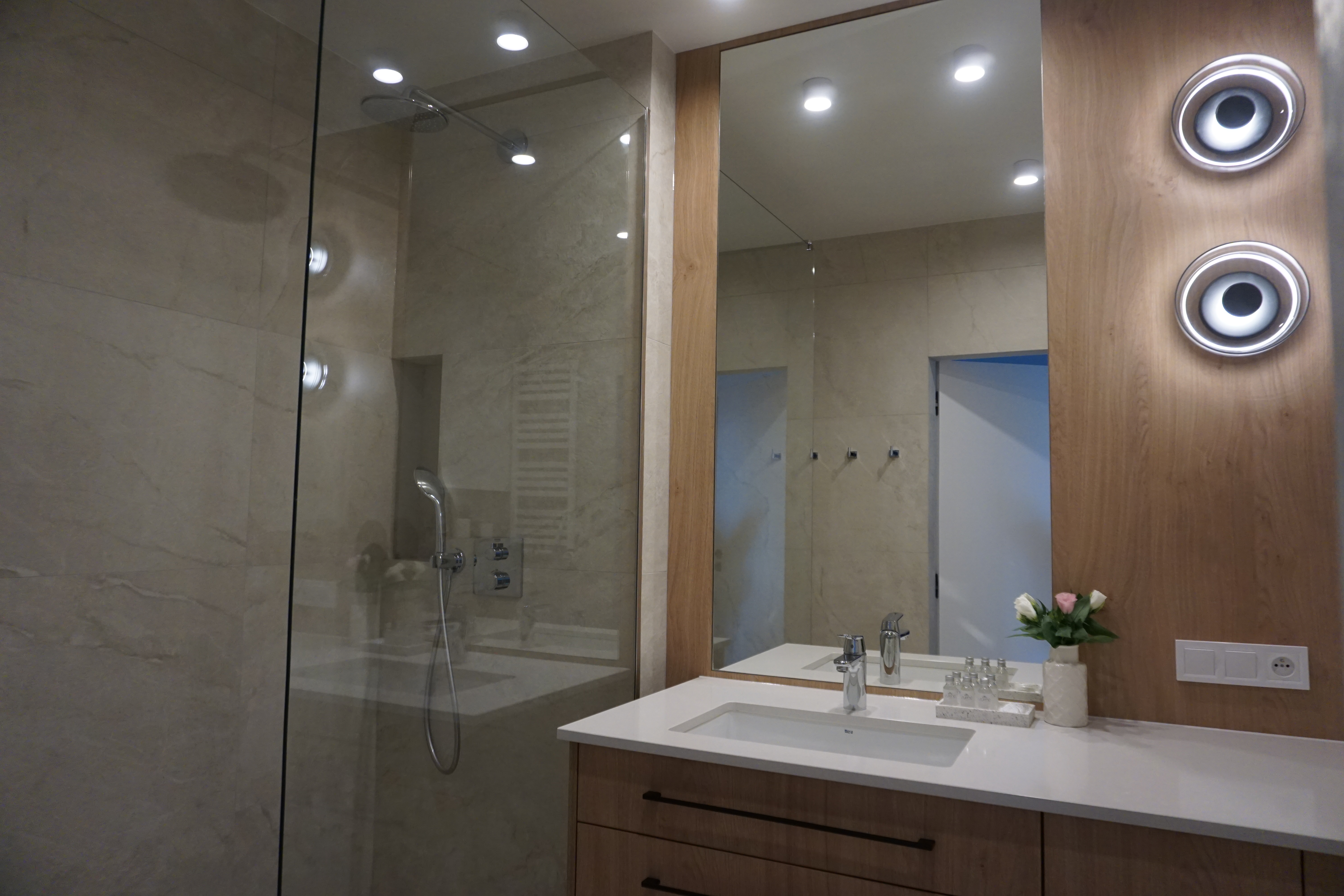 Salon apartamentu z widokiem na morze