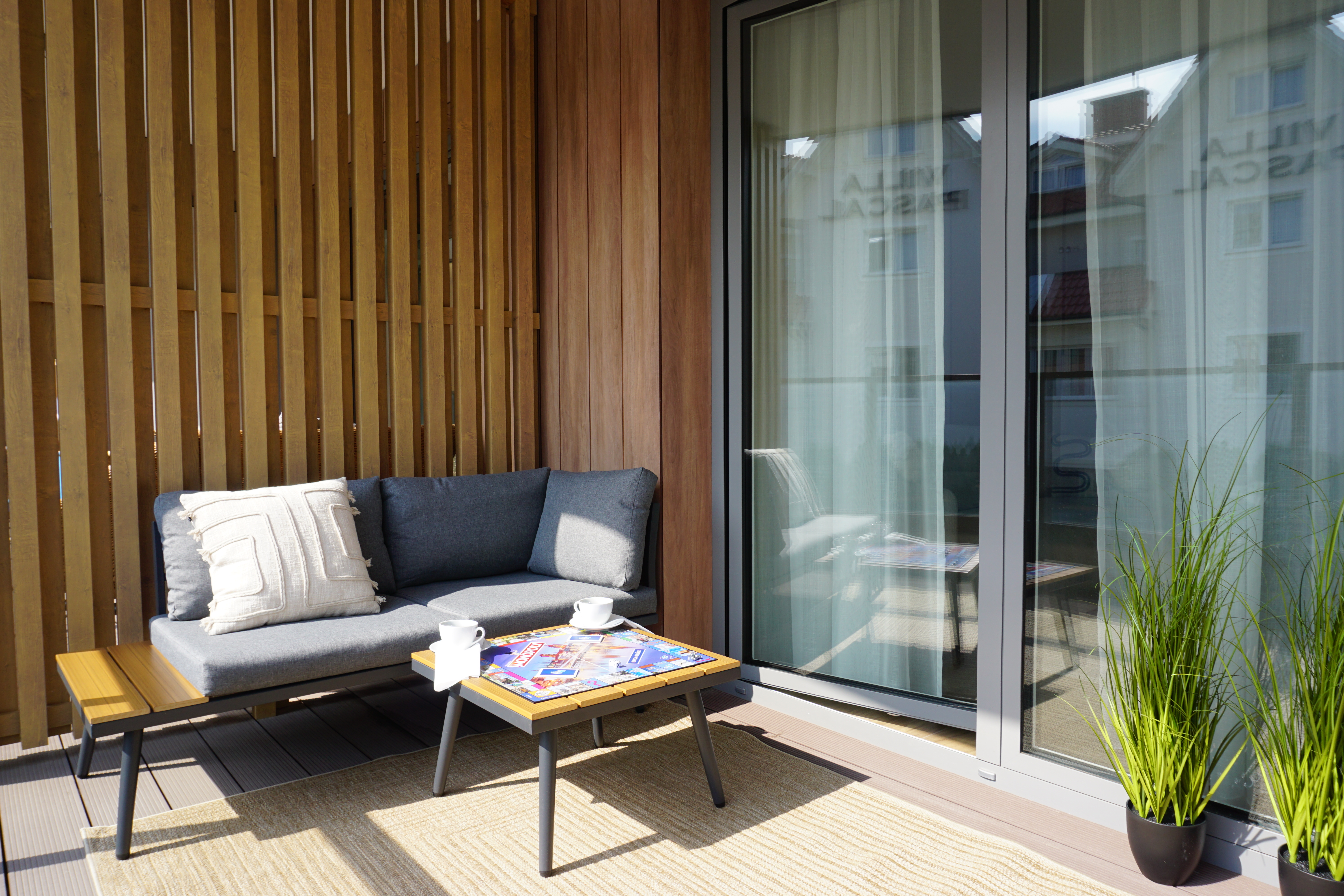 Balkon z meblami ogrodowymi