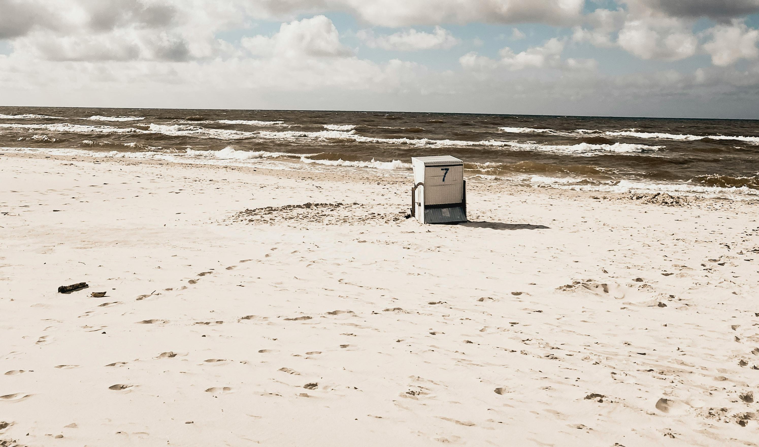 Piaszczysta plaża Brzeźno z błękitnym morzem