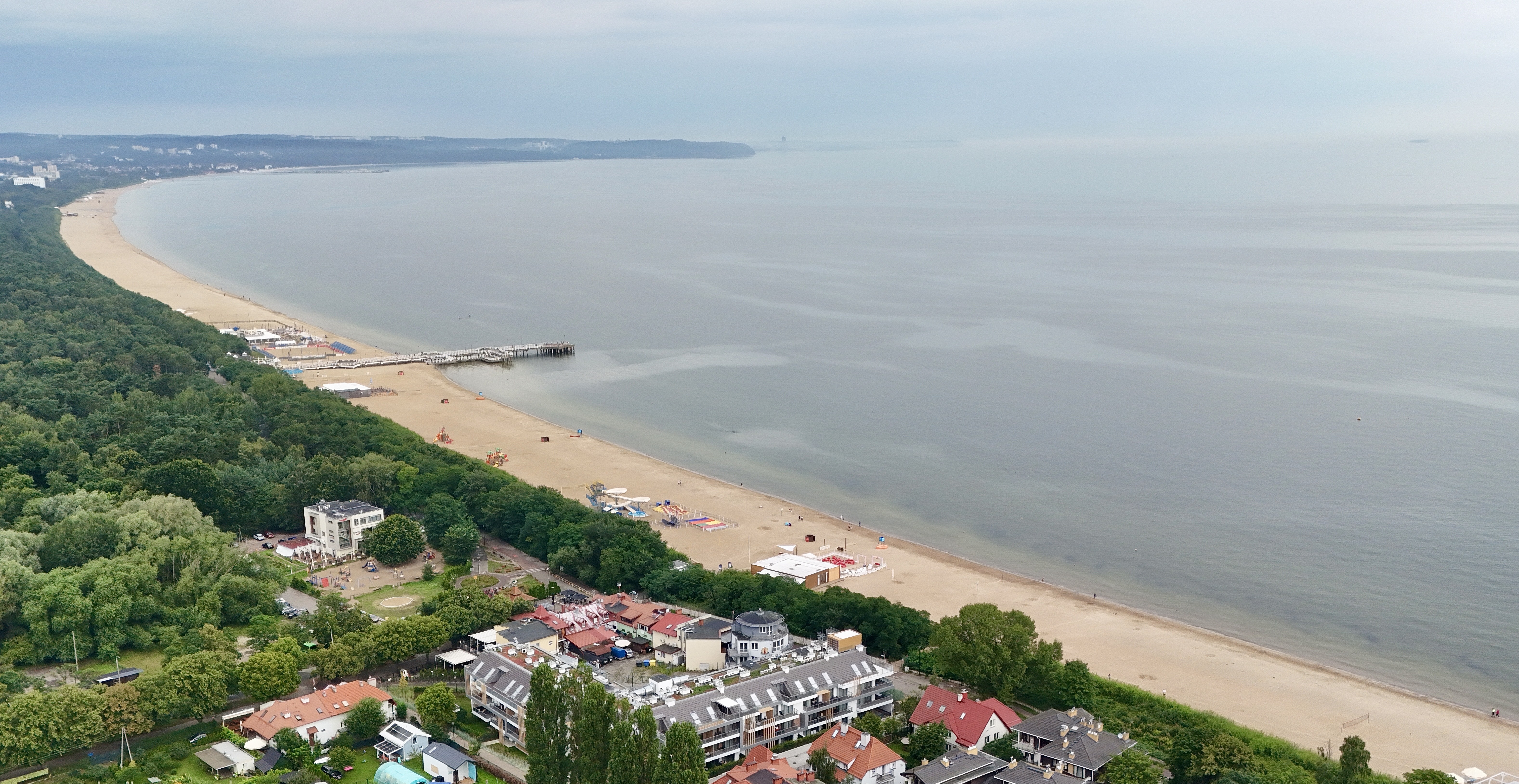 Piaszczysta plaża Brzeźno z błękitnym morzem